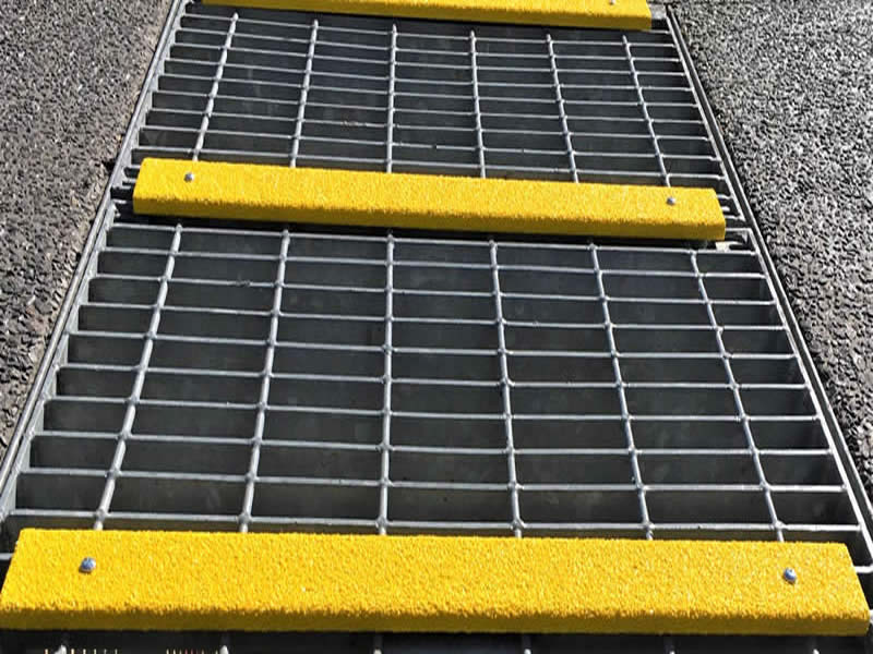 Antislip Conveyor Channel Cleats on Grating V2